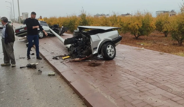 Antalya'da Otomobil Direğe Çarpıp İkiye Bölündü