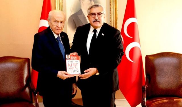 AKP'li Hüseyin Yayman Bahçeli'ye 'Kürt Sorunu' kitabını hediye etti