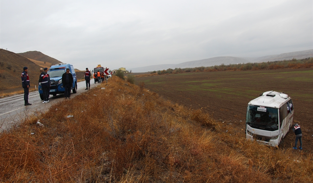 Cenazeye Giden Midibüs Şarampole Devrildi: 29 Yaralı