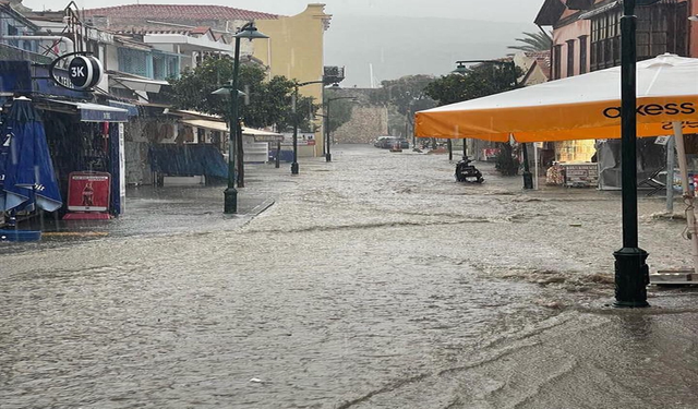 Çeşme’de Sağanak Yağış: Sokaklar Göle Döndü