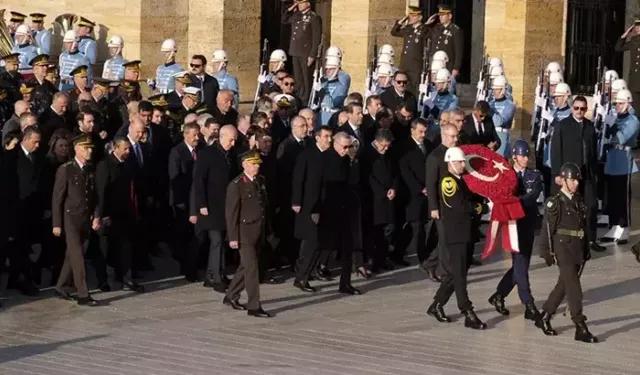 Devlet ricali Kurtarıcı'yı anmak için Anıtkabir'de!