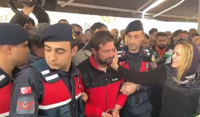 İzmir'deki yangında 5 çocuğunu yitiren tutuklu baba, jandarma eşliğinde cenazeye katıldı