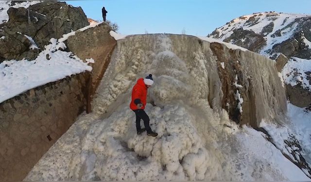 Erzincan'daki Buz Tutmuş Dere Görsel Şölene Dönüştü