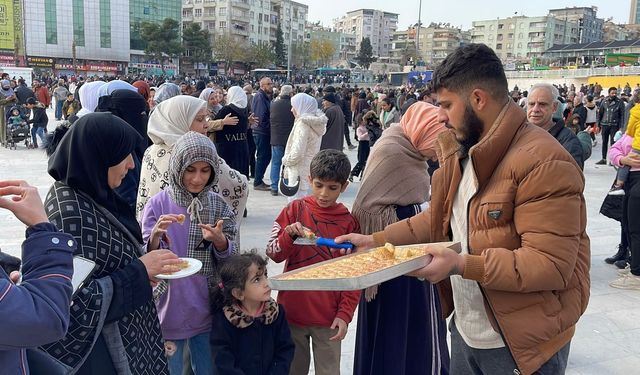 Şanlıurfa'da Suriyeliler, Esad Rejiminin Kontrolü Kaybetmesini Kutladı