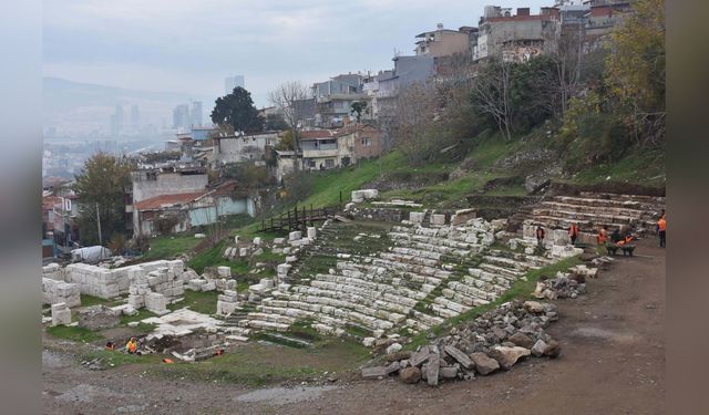 Smyrna Antik Tiyatrosu'nda Tarihi Kalıntılar Gün Yüzüne Çıkıyor