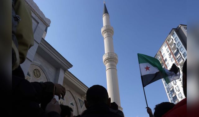 Şanlıurfa ve Gaziantep'te Suriyeliler Esad Rejiminin Kontrol Kaybını Kutladı