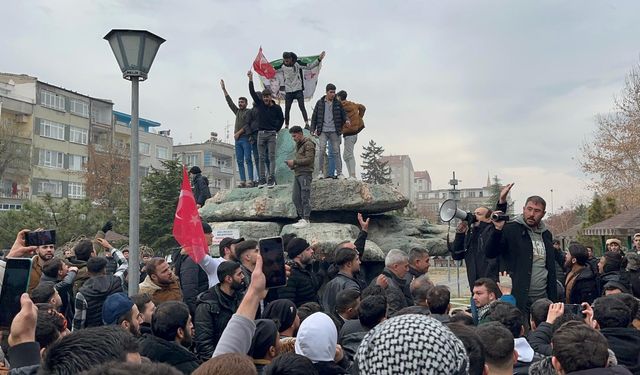 Kayseri'deki Suriyeliler, Esad Rejiminin Kontrolü Kaybetmesini Kutladı