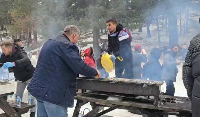 Kar Üzerinde Hamsi Festivali: 1,5 Ton Balık Dağıtıldı