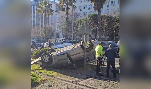 Tramvay Yoluna Devrilen Araçta Sürücü Yaralandı