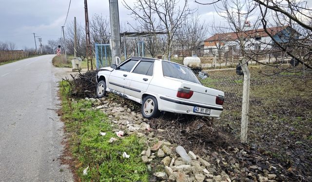 Elektrik Direğine Çarpan Otomobilde İki Kişi Yaralandı