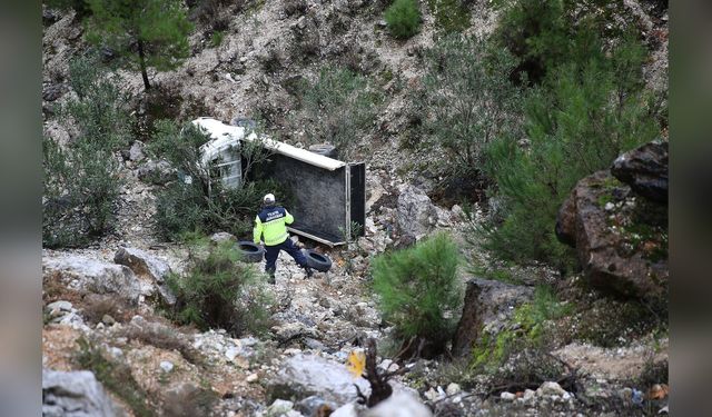 Kamyonetin kontrolden çıkması sonucu kaza: 1 hayatını kaybetti, 1 kişi yaralandı