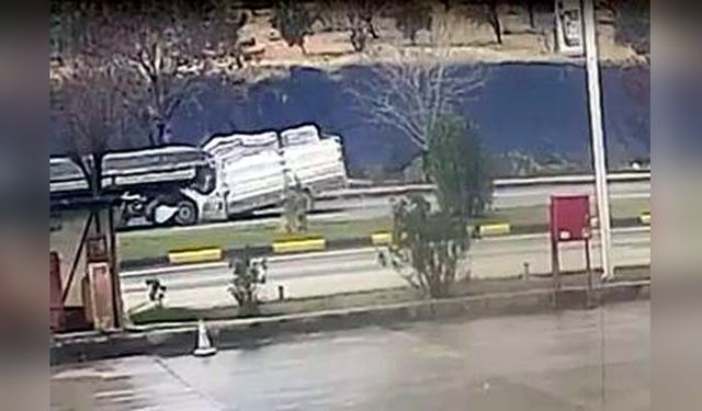 Kamyonet TIR'a Çarptı, Sürücü Hayatını Kaybetti