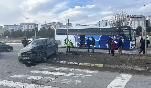 Otobüs ve Cip Çarpışması: Üç Kişi Yaralandı