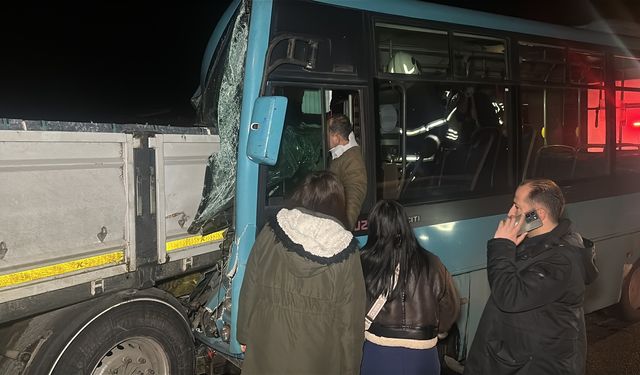 Halk Otobüsü Kaza Yaptı: Emniyet Şeridindeki TIR'a Çarptı