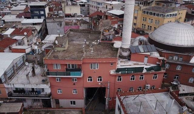 Camide Namaz Kılınırken Altında Cenaze Töreni Gerçekleşiyor