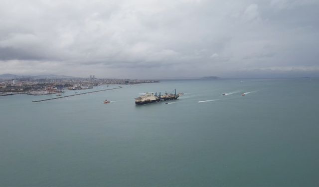 Doğalgaz Boru Serimi İçin Castorone Gemisi İstanbul Boğazı'ndan Geçiş Yaptı