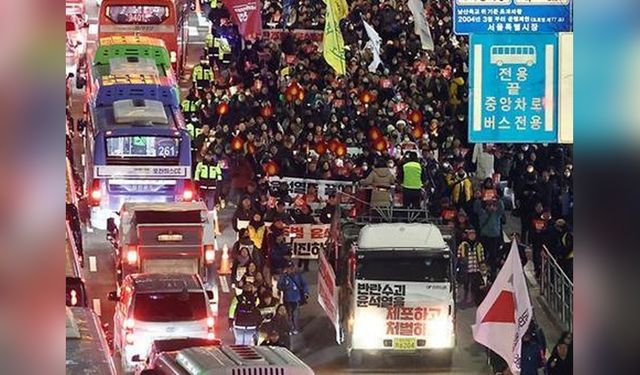 Güney Kore'de sıkıyönetim ve protestolar: Yoon'un geleceği belirsiz