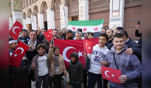 Emevi Camii'nde Cuma Namazı İçin Yoğun Katılım