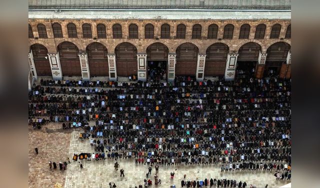 Emevi Camii'nde İkinci Cuma Namazı Kılındı