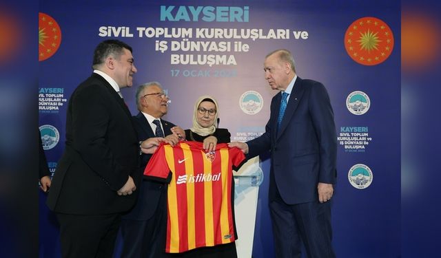 Cumhurbaşkanı Erdoğan'a Kayserispor Forması Takdim Edildi