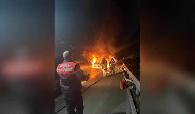 Yeni Yılın İlk Dakikalarında İzmir'de Araç Yangını