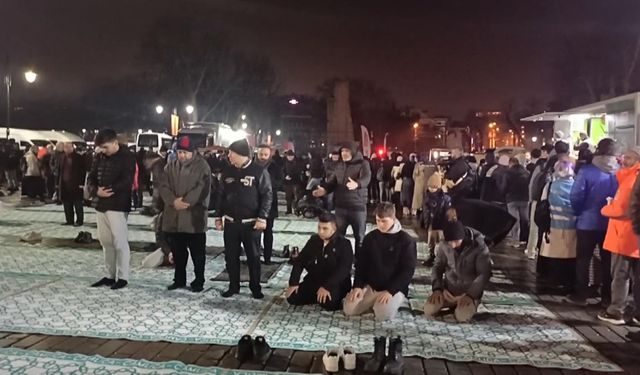 Ayasofya'da Sabah Namazı Kılındı, Büyük Filistin Yürüyüşü Başladı