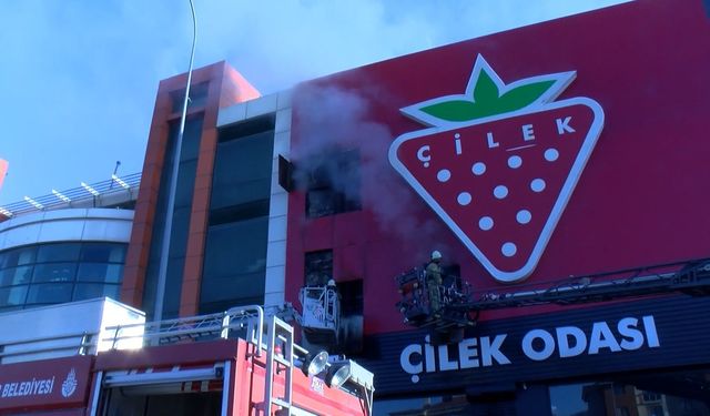 Çekmeköy'deki Mobilya Mağazasında Yangın Çıktı