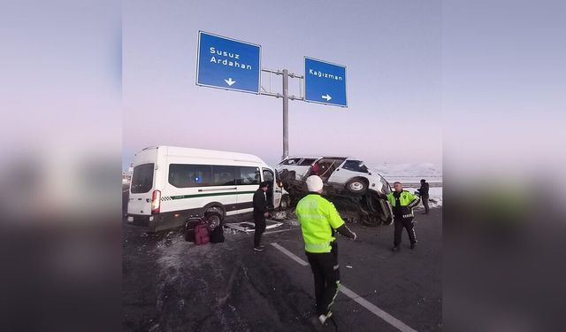 Kars'ta Minibüs Kazasında 27 Kişi Yaralandı