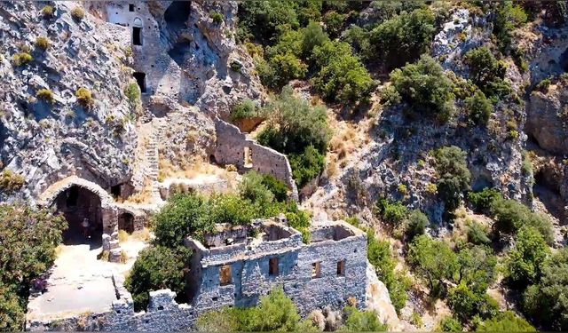 Afkule Manastırı'nın Tarihi Güzellikleri Ziyaretçileri Büyülüyor