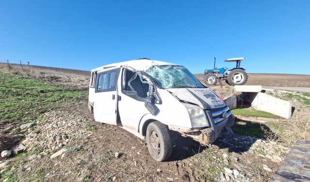 Diyarbakır'da Öğrenci Servisinin Devrilmesi Sonucu 11 Kişi Yaralandı