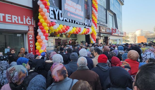 İndirimli Mağaza Açılışı Kalabalık Yarattı