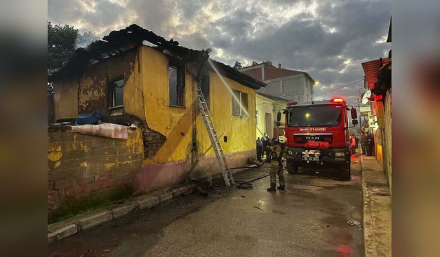 İzmir'de Bacadan Çıkan Yangın, 6 Kardeşi Dumandan Etkiledi