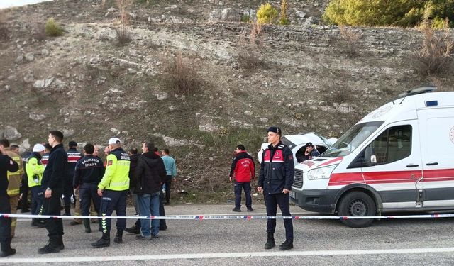 Balıkesir'de Midibüs ile Otomobil Çarpıştı: İki Kişi Hayatını Kaybetti