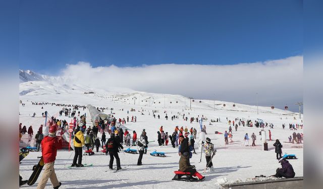 Erciyes Kayak Merkezi'nde Hafta Sonu Kalabalığı