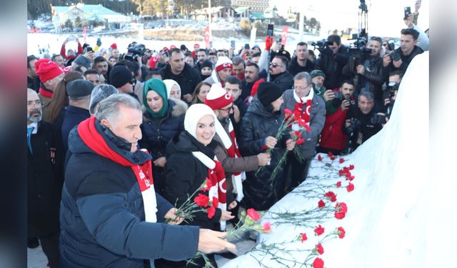 Sarıkamış'ta Kardan Heykeller Sergisi Ziyarete Açıldı