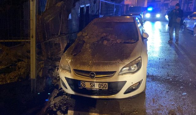 Bursa'da Metruk Bina Çöktü, Araç Zarar Gördü