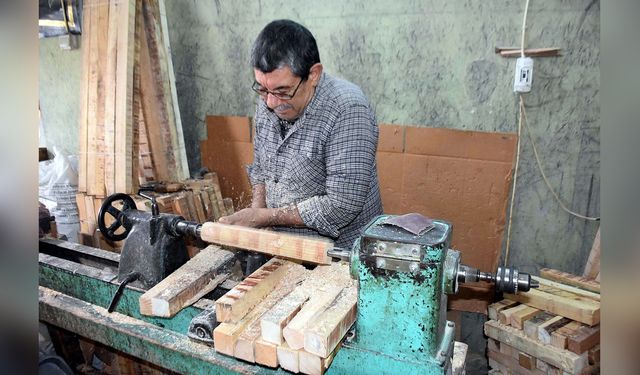 57 Yıldır Ahşap Tabure Ustası Olarak Faaliyet Gösteriyor