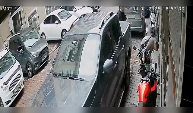 Esenyurt'ta Motosiklet Hırsızlığı Güvenlik Kamerasında Görüntülendi