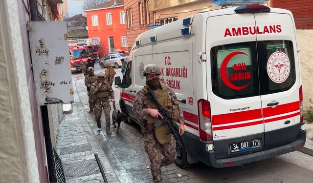 Beyoğlu'nda Bıçakla İntihar Girişimi: Özel Harekat Polisi Müdahale Etti