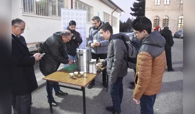 Sivas'ta Öğrenciler Soğuk Hava Yerine Sıcak Bir Karşılamayla Buluştu