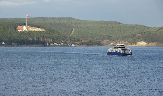 Çanakkale'de Fırtına Nedeniyle Feribot Seferleri İptal Edildi