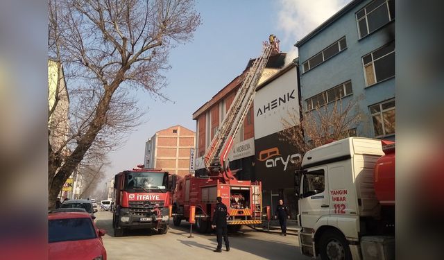 Mobilya İmalathanesinde Yangın: Çatı Kül Oldu