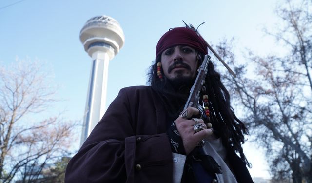 Ankara'da 'Jack Sparrow' Kostümü ile Dikkat Çeken Gezi