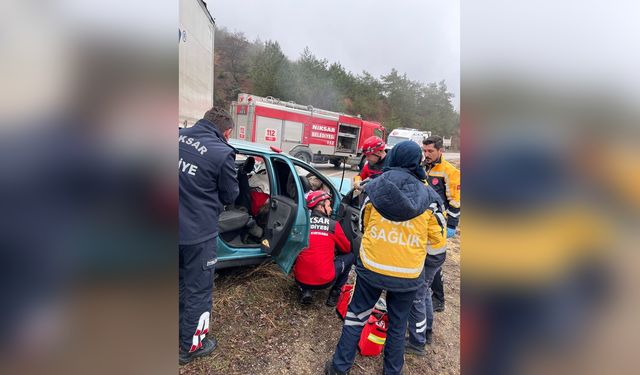 Otomobil ve TIR Çarpışması Sonucu İki Kişi Hayatını Kaybetti