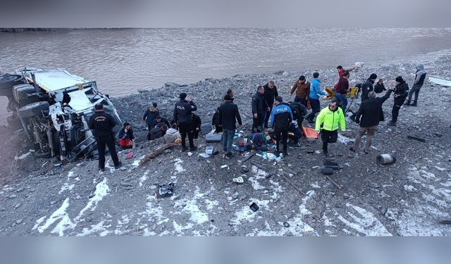 Çöp Kamyonu Zap Suyu'na Uçtu: Üç Kişi Yaralandı