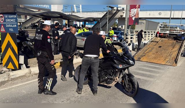 Alkollü Sürücü Motosikletli Polisi Sıkıştırdı: Yaralı Var