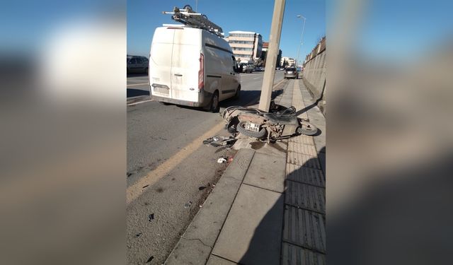 Ehliyetsiz Sürücünün Motosikleti Kamyonetle Çarpıştı