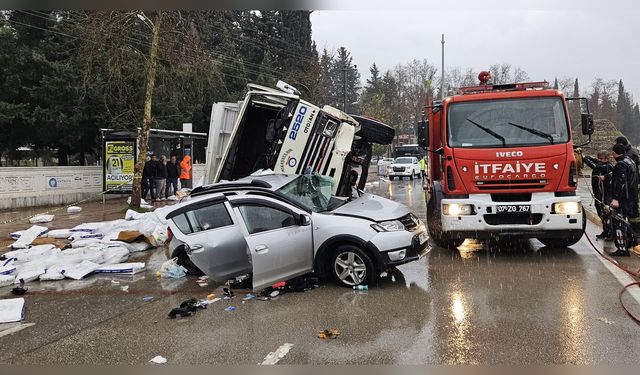 Kamyon Devrildi, Sürücü Koltuğunda Kaldı