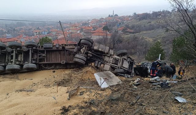 Şarampole Devrilen TIR'ın Şoförü Yaralandı