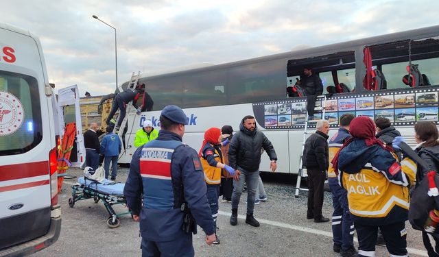 Yolcu Otobüsü Kamyona Çarptı: İki Kişi Hayatını Kaybetti, 24 Yaralı